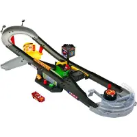 Disney und Pixar Cars“ Trackset, Piston Cup Action-Rennstrecke Spielset mit Lightning McQueen Die-Cast Spielzeugauto im Maßstab 1:55