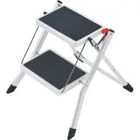 Hailo MK60 Mini Stahl-Trittleiter - 2 große Stufen mit Anti-Rutsch-Matten bis 150kg - Klappsicherung mit Entriegelungstaste - Tragegriff - Klapptrittleiter rostfrei und einfach zu verstauen - weiß