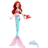 Mattel Disney Prinzessin Ariel Schwimmende Meerjungfrau Puppe mit Delfin Wasser-Spritzer, Sebastian Figur & 4 Zubehörteile
