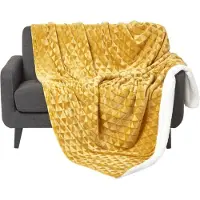 Homescapes KUSCHELDECKE Sherpa 130/160 cm, Samtdecke mit Dreieckmuster
