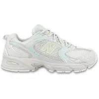 New Balance Kaufen Sie den MR530AA1 Moonbeam bei Kicksshop. Trendiger beigefarbener Uni-Sneaker mit Retro-Running-Design und bequemer Passform.
