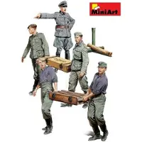 Mini art German Soldiers Carrying Ammo Boxes