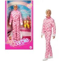 Barbie Signature Ken-Puppe zum -Spielfilm, Ryan Gosling als Ken in rosafarbenem Jumpsuit mit „B“-Print, Modepuppe, Männlich, 6 Jahr(e), Mädchen, 330,2 mm, Pink