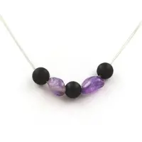 Bijoux Steine und Mineralien. Halskette mit matten 8 mm Onyxperlen + Amethyst aus Brasilien, Kette aus Edelstahl.