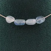 Bijoux Steine und Mineralien. Halskette mit 4 Perlen Aquamarin aus Brasilien. Kette aus rostfreiem Stahl für Frauen und Männer. Anpassbare Größe.