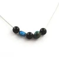 Bijoux Steine und Mineralien. Halskette mit schwarzem Achat 8 mm + Chrysokoll aus den USA + blauer Apatit. Kette aus rostfreiem Stahl.