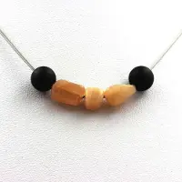 Bijoux Steine und Mineralien. Halskette mit matten Onyx-Perlen 8 mm + Sonnenstein aus Tansania, Edelstahlkette.