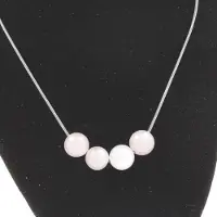 Bijoux Steine und Mineralien. Halskette mit 4 Perlen aus Rosenquarz 8 mm Kette aus rostfreiem Stahl.