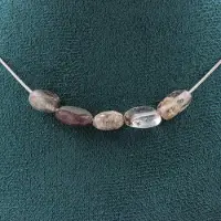 Bijoux Steine und Mineralien. Halskette mit 5 grünen Phantomquarzperlen aus Brasilien, Stahlkette, Halskette für Frauen und Männer. Anpassbare Größe.