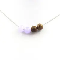Bijoux Steine und Mineralien. Halskette mit lavendelblauen Chalcedon-Perlen + Holz 8 mm. Kette aus Stahl Halskette für Frauen, Männer. Anpassbare Größe.