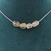 Bijoux Steine und Mineralien. Halskette mit 4 goldenen Rutilquarzperlen aus Brasilien, Edelstahlkette. Halskette für Frauen und Männer. Anpassbare Größe.
