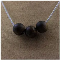 Bijoux Steine und Mineralien. Halskette mit 3 matten 8 mm Tigeraugenperlen, Edelstahlkette.
