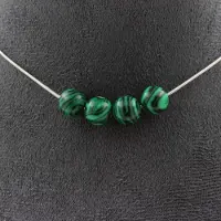 Bijoux Edelsteine und Mineralien. Halskette mit 4 Malachitperlen (mit Harz) 8 mm. Stahlkette Halskette für Frauen, Männer. Anpassbare Größe.