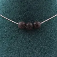 Bijoux Edelsteine und Mineralien. Halskette mit 3 Lava-Perlen 8 mm. Edelstahlkette. Halskette für Frauen, Männer. Anpassen der Größe möglich.