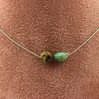 Bijoux Steine und Mineralien. Halskette mit 2 afrikanischen Türkisperlen, Kette aus Stahl, Halskette für Frauen, Männer. Anpassbare Größe.