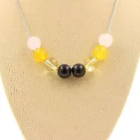 Bijoux Steine und Mineralien. Halskette mit Perlen aus schwarzem Obsidian + gelber Achat + Citrin + Rosenquarz. Kette aus rostfreiem Stahl.