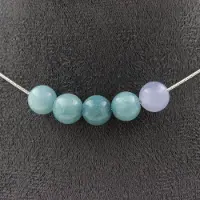 Bijoux Edelsteine und Mineralien. Halskette mit 5 Perlen Aquamarin 8 mm. Kette aus Edelstahl Halskette für Frauen und Männer. Anpassbare Größe.