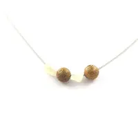 Bijoux Steine und Minerale. Halskette mit 4 Rutilquarz-Perlen aus Brasilien + 8 mm Holzperlen, Kette aus Edelstahl.