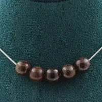 Bijoux Steine und Mineralien. Halskette mit 5 Bronzit-Perlen, 8 mm. Edelstahlkette. Halskette für Frauen, Männer. Personalisierbare Größe.