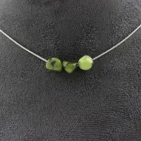 Bijoux Edelsteine und Mineralien. Halskette mit 3 Nephrit-Jadeperlen aus Xiuyan, China. Edelstahlkette. Halskette für Frauen, Männer. Anpassbare Größe.