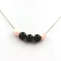 Bijoux Steine und Mineralien. Halskette mit Perlen aus schwarzem Achat 8 mm + Brasilianische Kunzit Edelstahlkette.