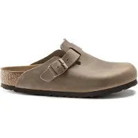 Birkenstock Kaufen Sie die Boston Fettleder Tabacco Brown mit normalem Fußbett bei Kicksshop. Bequeme braune Herrensandale mit dem legendären -Fußbett.