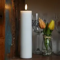 Deluxe Home Art LED Stumpenkerze MIA - Echtwachs - realistische 3D Flamme - H: 20cm - D: 5cm - B...