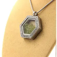 Bijoux Steine und Mineralien. Rohperidot-Halskette. Hexagon-Modell.