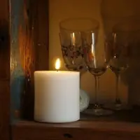 Deluxe Home Art LED Stumpenkerze MIA - Echtwachs - realistische 3D Flamme - H: 10cm - D: 10cm - ...