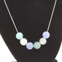 Bijoux Steine und Mineralien. Halskette mit Aquamarin- und Mondstein-Perlen 8 mm, Kette aus rostfreiem Stahl.