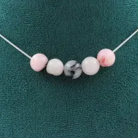 Bijoux Steine und Mineralien. Collier mit 5 Perlen aus rosa Opal 8 mm. Kette aus rostfreiem Edelstahl für Frauen und Männer. Anpassbare Größe.