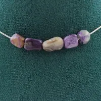 You do it Edelsteine und Mineralien. Halskette mit 5 Charoit-Perlen aus Russland. Edelstahlkette Halskette für Frauen und Männer. Maßgeschneiderte Größe.