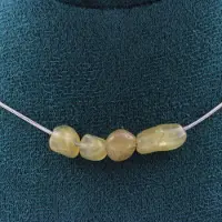 Bijoux Kieselsteine und Mineralien. Halskette mit 4 gelben Apatitperlen aus Madagaskar. Edelstahlkette. Halskette für Frauen, Männer. Anpassbare Größe.