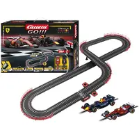Carrera GO!!! Autorennbahn Set Champions Racing | F1 Racing mit Red Bull RB21 M. Verstappen No.1 und Ferrari SF-25 L. Hamilton No.44 | mit Turbo-Knopf | Streckenlänge 4,3 m