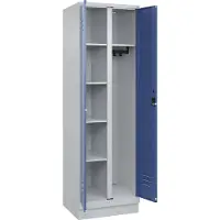 C+P Putzmittelspind Classic PLUS, 1 Abteil, Trennwand mittig, lichtgrau / fernblau, B 600 mm, mit Bodensockel, Zylinderschloss
