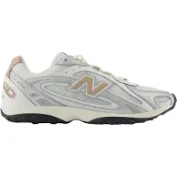 New Balance Kaufen Sie den U204LSWA Silver Metallic Flat Taupe bei Kicksshop. Sportlicher silber-taupefarbener Herrensneaker mit modernem Design und bequemer Passform.