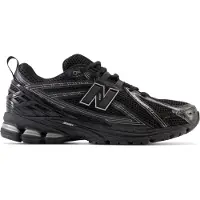 New Balance Kaufen Sie den M1906RCH Black Grey bei Kicksshop. Sportlicher schwarz-grauer Uni-Sneaker mit modernem Design und bequemer Passform.