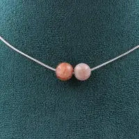 Bijoux Steine und Mineralien. Halskette mit 2 Sonnensteinperlen 8 mm. Edelstahlkette Halskette für Frauen, Männer. Anpassbare Größe.