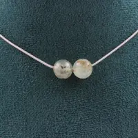 Bijoux Steine und Mineralien. Halskette mit 2 Prehnit-Perlen aus Afrika 8 mm, Edelstahlkette, Halskette für Frauen, Männer. Personalisierte Größe.