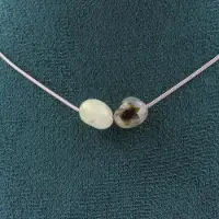 Bijoux Steine und Mineralien. Halskette mit 2 Prehnitperlen aus Kanada, Edelstahlkette. Halskette für Frauen, Männer. Anpassbare Größe.