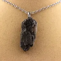 Bijoux Steine und Mineralien. Rohes Gips-Halsband. 15 ct. Marcieu, Isère, Frankreich.