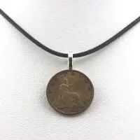 Bijoux Steine und Mineralien. Halskette mit Münze des Vereinigten Königreichs 1 Farthing Victoria "Bun Head", schwarzes Band.