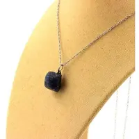 Bijoux Steine und Mineralien. Rohsaphir-Halskette. 16,38 ct. Zazafotsy, Ihorombe, Madagaskar.