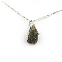Bijoux Steine und Mineralien. Rohgips Halskette. 11,53 ct. Marcieu, Isère, Frankreich.
