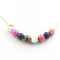 Bijoux Steine und Mineralien. Halskette mit Perlen aus rosa-gelbem Jaspis + orange-blauem Jaspis + blauem Jaspis + Kette aus Edelstahl.