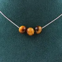 Bijoux Steine und Mineralien. Halskette mit 3 Perlen Tigerauge 8 mm. Halskette aus Edelstahl für Frauen und Männer. Größenanpassung möglich.