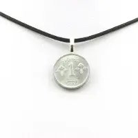 Bijoux Steine und Mineralien. Halskette mit Münze Pakistan 1 paisa. Schwarzes Band.