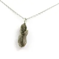 Bijoux Steine und Mineralien. Rohgips Halskette. 15,06 ct. Marcieu, Isère, Frankreich.