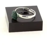 Bijoux Steine und Mineralien. Bague mit rohem Smaragd, veredelt mit Silber. 7,59 ct. Verstellbare Größe.