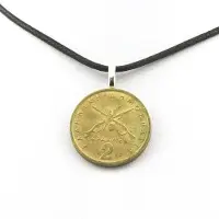 Bijoux Edelsteine und Mineralien. Halskette mit Geldstück Griechenland 2 Drachmen Karaiskakis. Schwarzes Band.